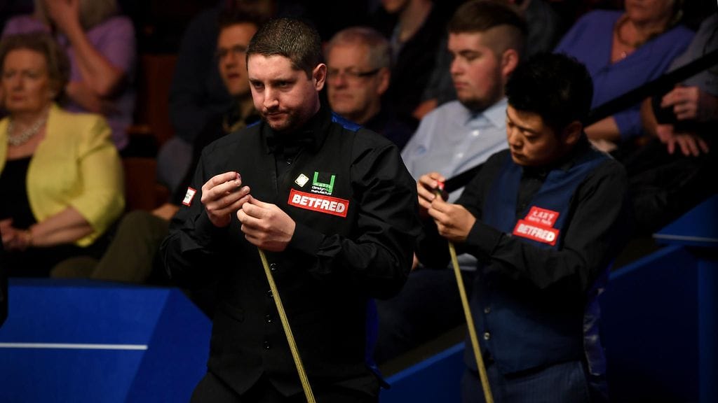 Stuart Carrington ja Liang Wenbo MM-areenalla tiistaina.