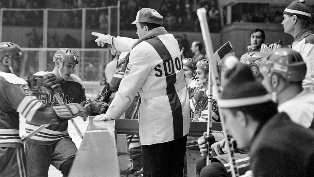 Gustav Bubnik (kesk.) Leijonien vaihtoaitiossa Grenoblen olympialaisissa 1968.