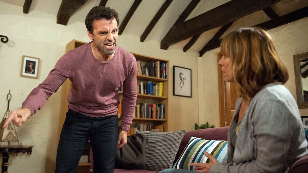 Pierce Harrisin (Jonathan Wrather, vasemmalla) pimeä puoli paljastuu järkyttävällä tavalla Rhona Goskirkille (Zoe Henry, oikealla) Emmerdalessa.