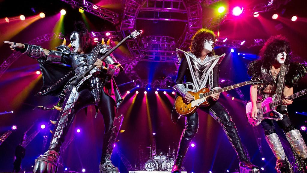 Kiss esiintyi Kööpenhaminassa vuonna 2014. Kuvassa (vasemmalta oikealle) Gene Simmons, Tommy Thayer ja Paul Stanley.