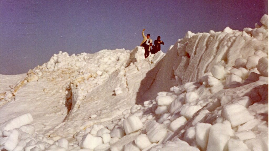 MTV Uutisiin yhteyttä ottanut lukija Hannu Asikainen opiskelutoverinsa kanssa Lumijoen Varjakkaan kasaantuneen ahtojääröykkiön huipulla toukokuussa 1971.