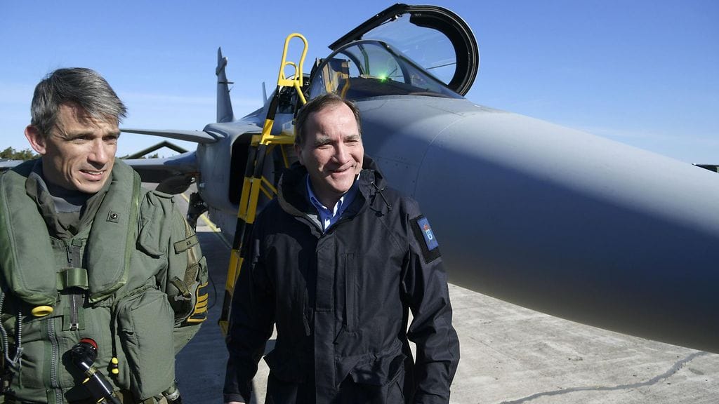 Ruotsin pääministeri Stefan Löfven kävi tutustumassa Gotlannin puolustukseen hävittäjien saattelemana.
