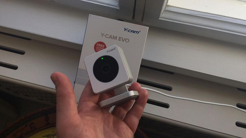 Y-Cam Evo on erittäin kompakti ja monipuolinen kodin turvakamera.