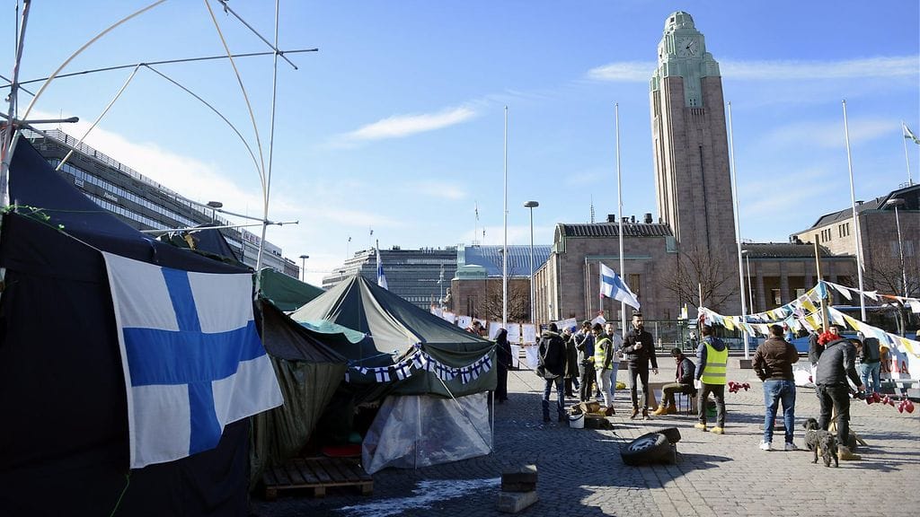 Turvapaikanhakijoiden mielenosoitusleiri Helsingin Rautatientorilla sai yllättäen jatkoaikaa. Suomi Ensin -ryhmän on kuitenkin poistuttava keskiyöhön mennessä.