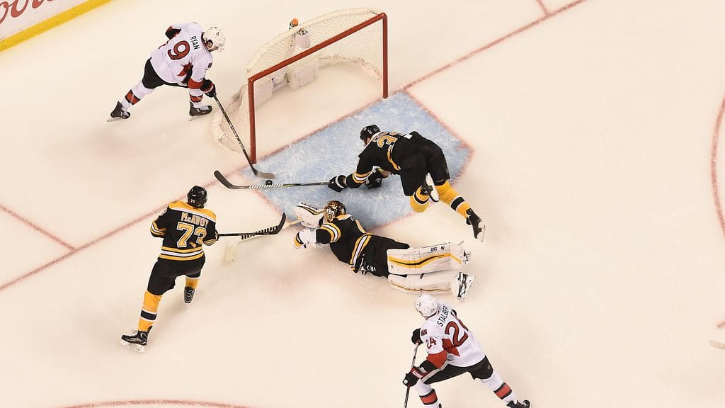 Tuukka Rask venytti, muttei saanut Bobby Ryanin laukausta pysäytettyä.