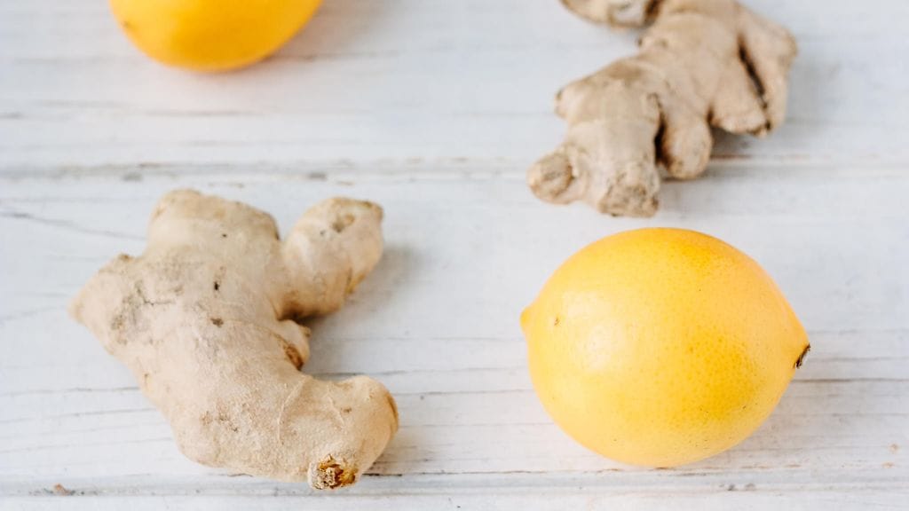 Inkivääri ja sitruuna edistävät ruoansulatusta ja vähentävät vatsan turvotusta.