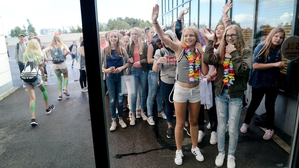 Suomalaisnuoria jonottamassa Tubecon-tapahtumaan viime kesänä.