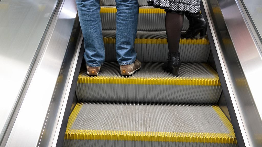 Tutkijoiden mukaan on tehokkaampaa, jos ihmiset seisovat liukuportaissa.