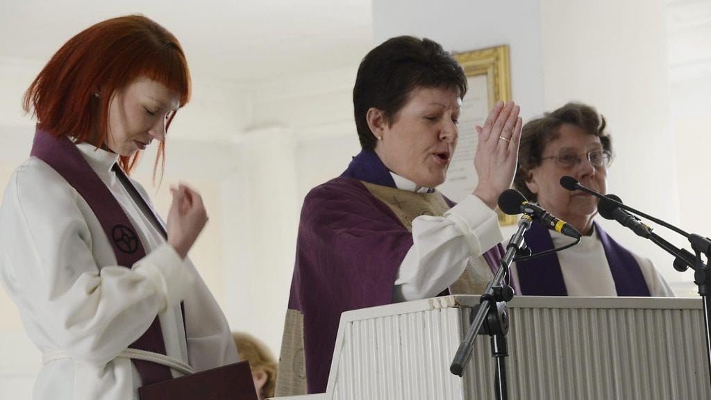 Marjaana Toiviainen (vas.) on vastustanut turvapaikanhakijoiden pakkokäännytyksiä.