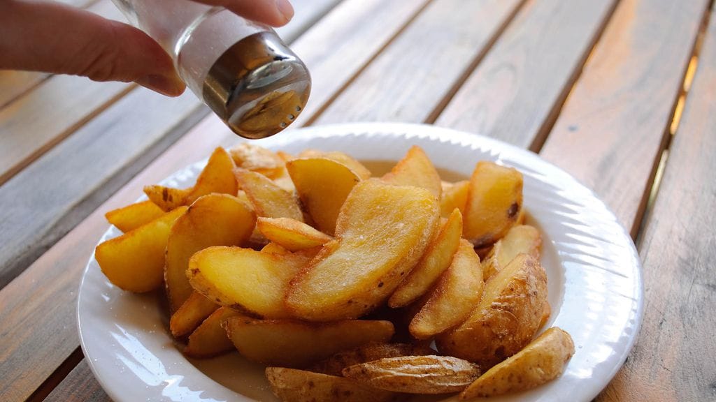 Suolainen ruoka tekee nälkäiseksi.