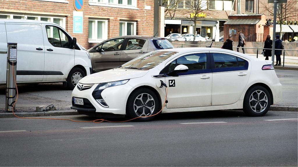 Opel Amperaa ladataan Helsingin Kampissa.