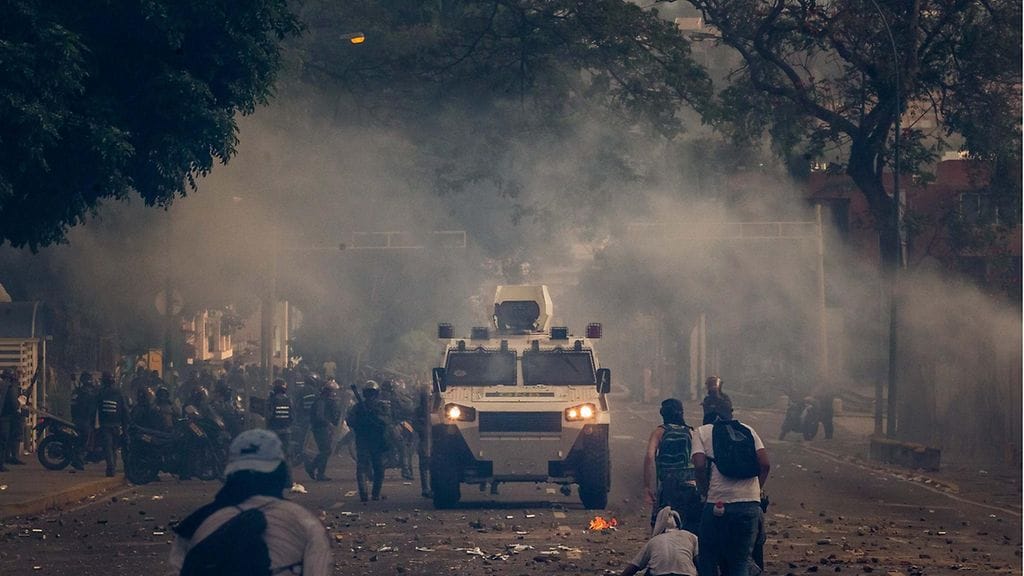 Mielenosoittajat ottivat yhteen poliisien kanssa Caracasissa, Venezuelassa 19. huhtikuuta 2017.
