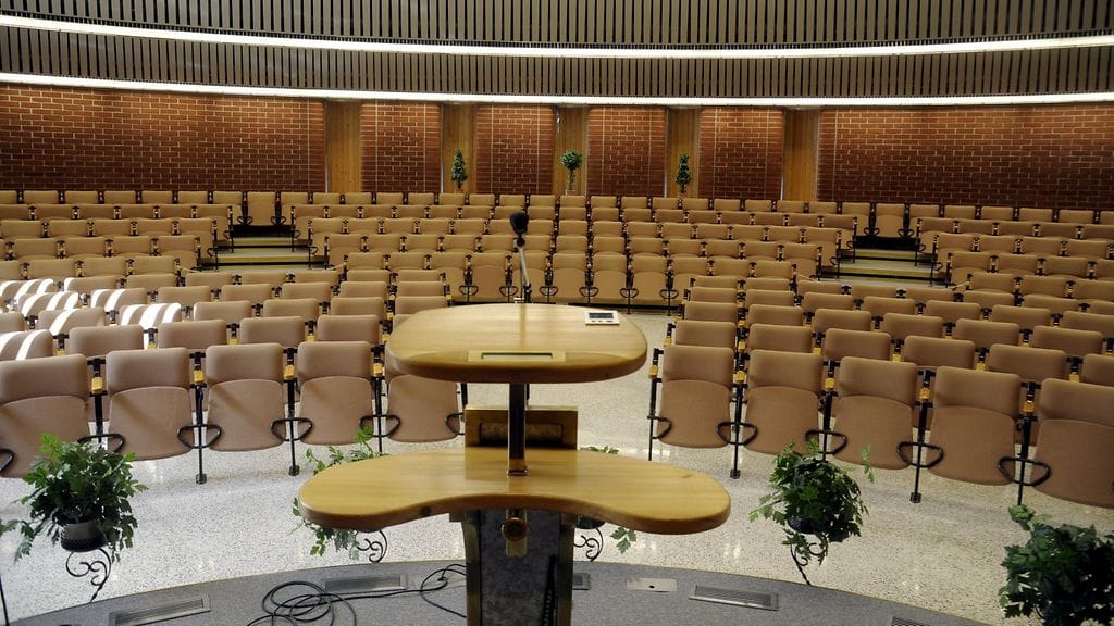 Jehovan todistajain valtakunnansali Vantaalla. Kuvituskuva.