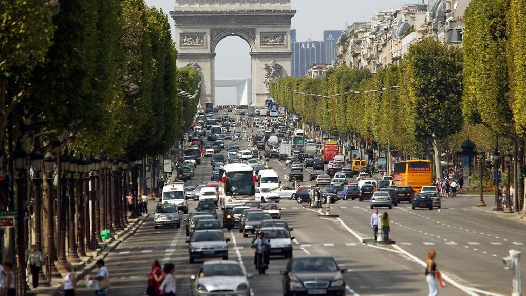 Champs Elysees ja taustalla Riemukaari Pariisissa.