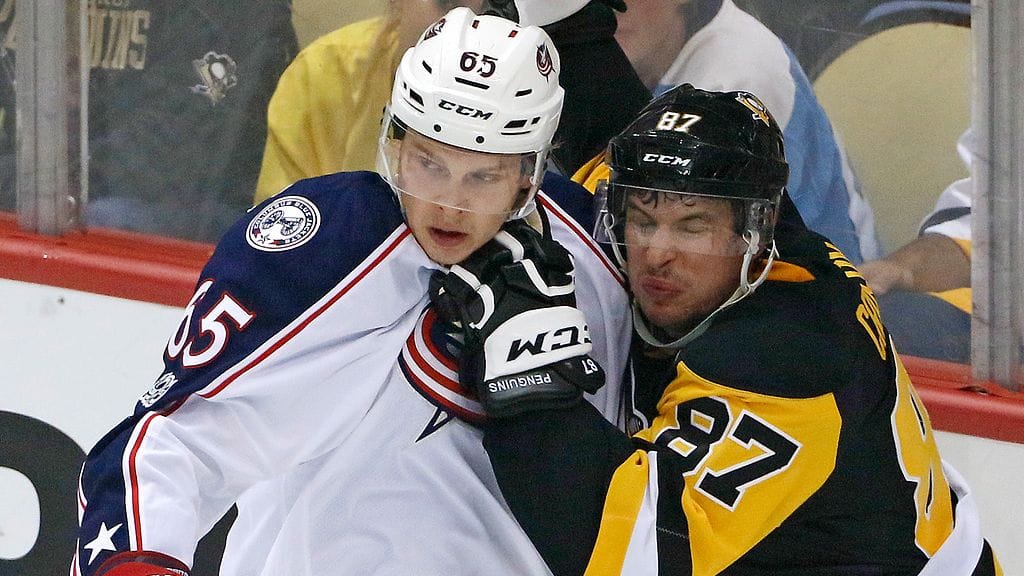 Markus Nutivaara kamppaili Sidney Crosbyn kanssa.