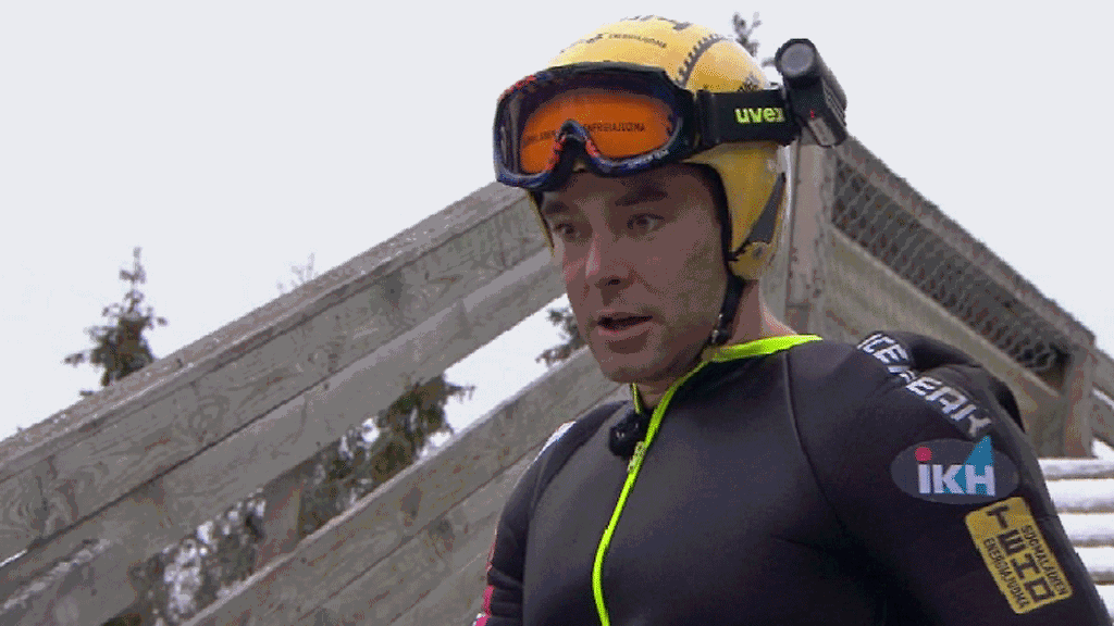 Mikko Leppilampi hyppäsi mäkihyppytornista.