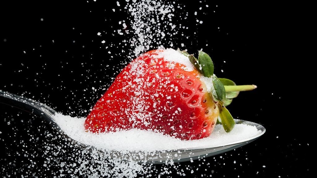 Boolimansikat viimeistellään sokerilla.