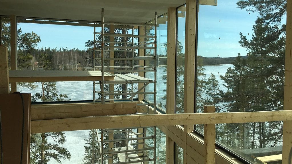 Hulppeat maisemat Mikkeliin valmistuvasta Villa Saimaanhelmestä. Heikkohermoisimpia saattaa huimata kurkistaessa alas olohuoneen ikkunasta.