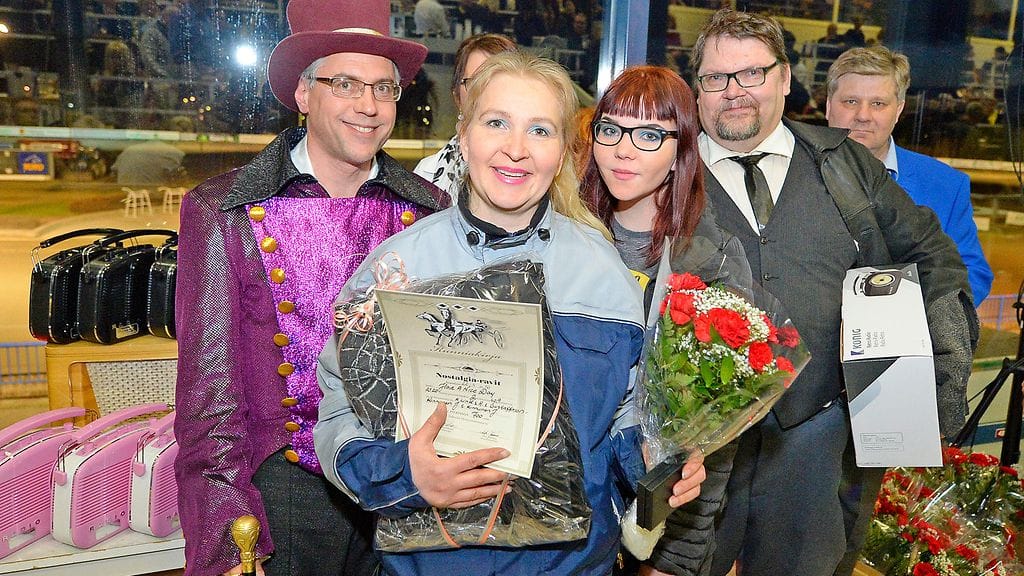 Kouvolan Nostalgiaraveissa palkitaan paitsi parhaat hevoset taustavoimineen, myös parhaat nostalgia-asut.