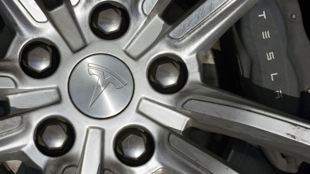 Teslan käyttämissä elektronisissa seisontajarruissa on havaittu vika.