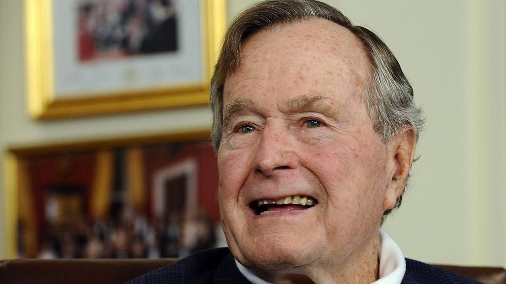 George H.W. Bush joutui sairaalaan pian sen jälkeen, kun hänen vaimonsa kuoli.