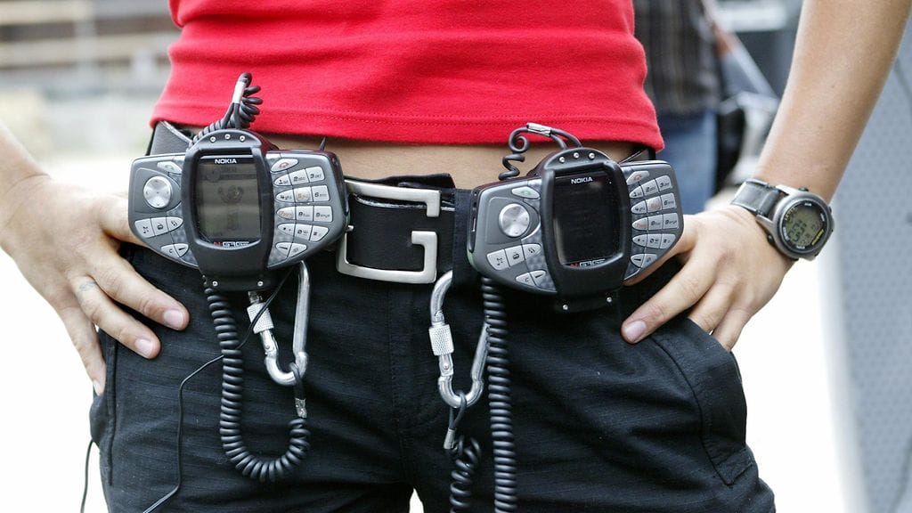 Tässäpä kätevästi mukana kulkeva mobiilipuhelin langattomalla pelialustallaan.