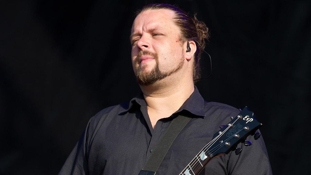 The Rasmuksen kitaristi Pauli Rantasalmi lavalla Moskovassa kesällä 2012.