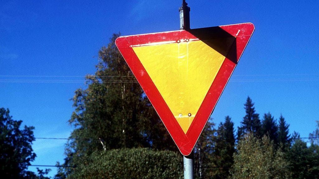 Kärkikolmio ilmaisee väistämisvelvollisuutta.