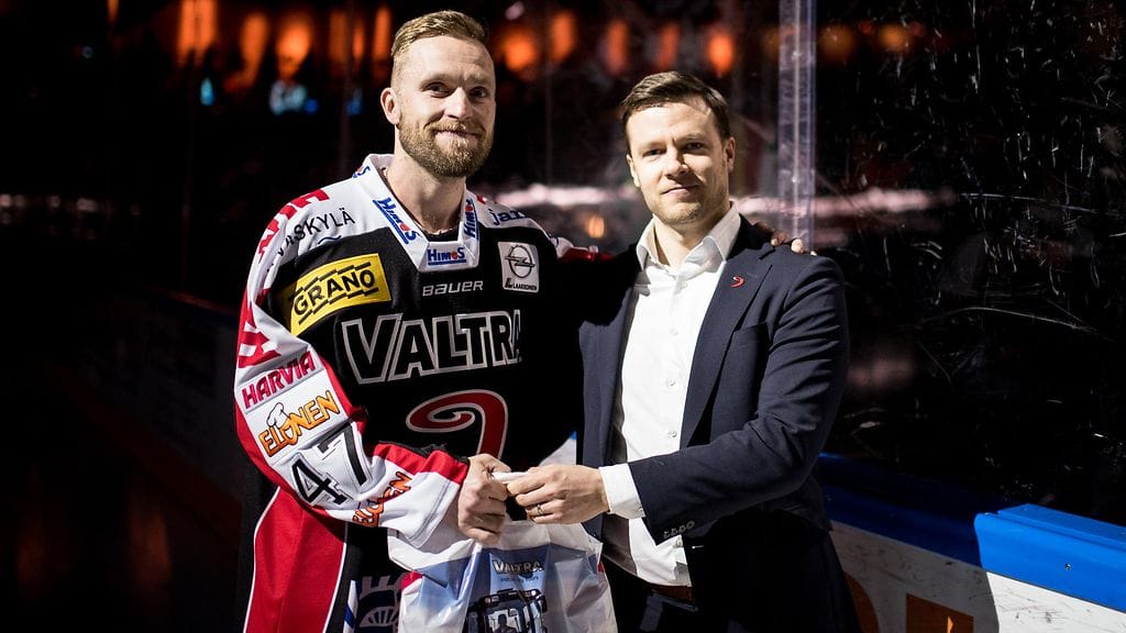 Mikko Mäenpää ja JYPin toimitusjohtaja Aku Vallenius.