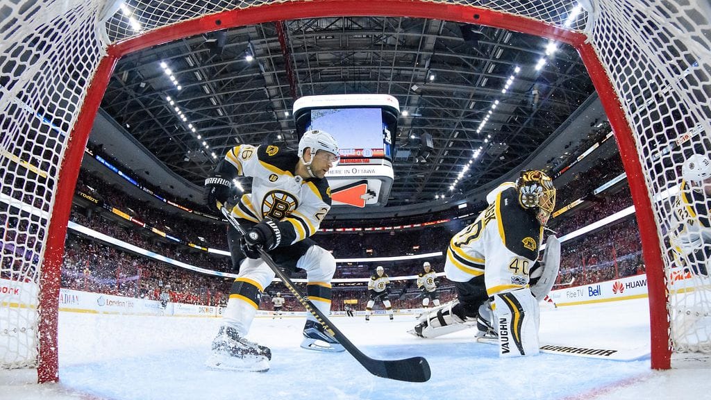 Puolustaja John-Michael Liles ja Tuukka Rask pitämässä Bostonin maalia puhtaana.