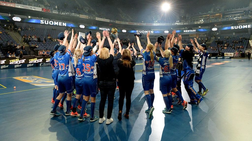 Classicin pelaajat juhlivat naisten salibandymestaruutta