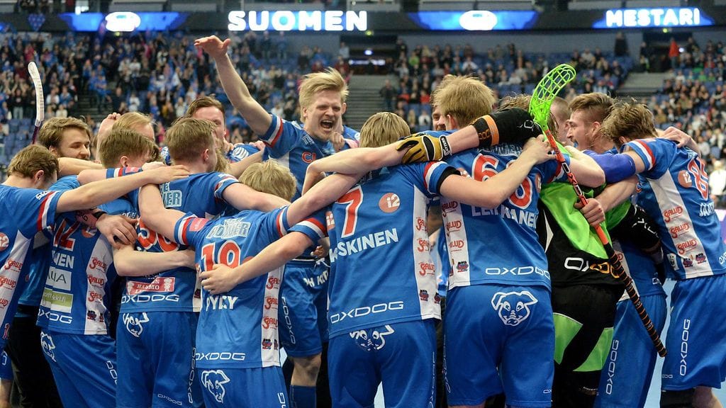Classicin pelaajat juhlivat mestaruutta miesten Salibandyliigan Superfinaalissa Classic vs EräViikingit