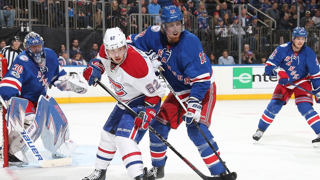 Artturi Lehkonen taistelemassa Rangers-pakki Marc Staalin kanssa.