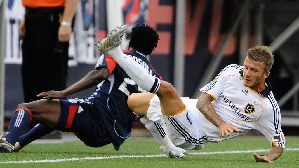Abdoulie Mansally taistelemassa David Beckhamin kanssa MLS-kaudella 2009.