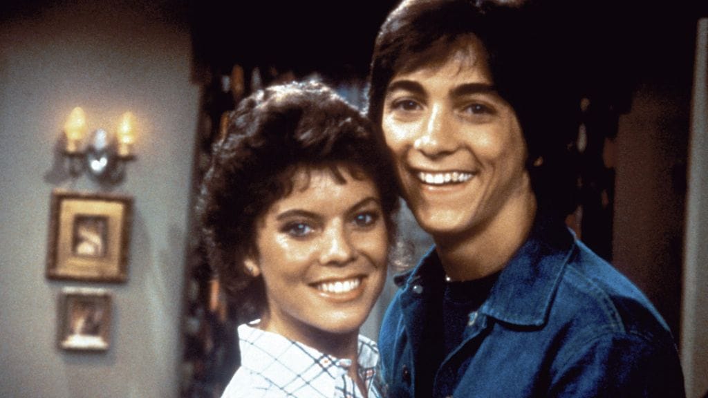 Erin Moran (vas.) kollegansa Scott Baion kanssa suositun tv-sarja Happy Daysin kuvauksissa.