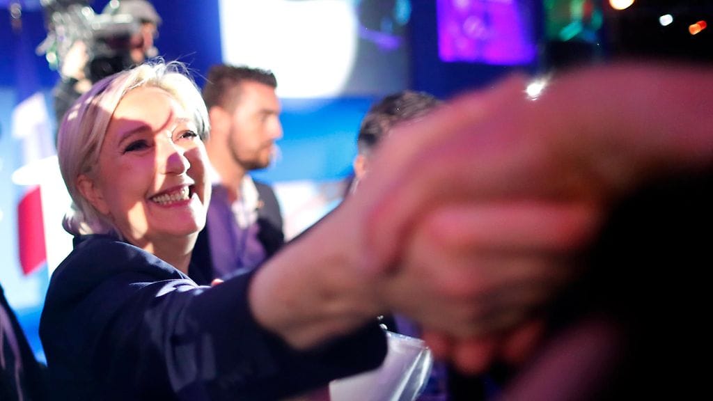 Marine Le Pen tervehti kannattajiaan tänään illalla.