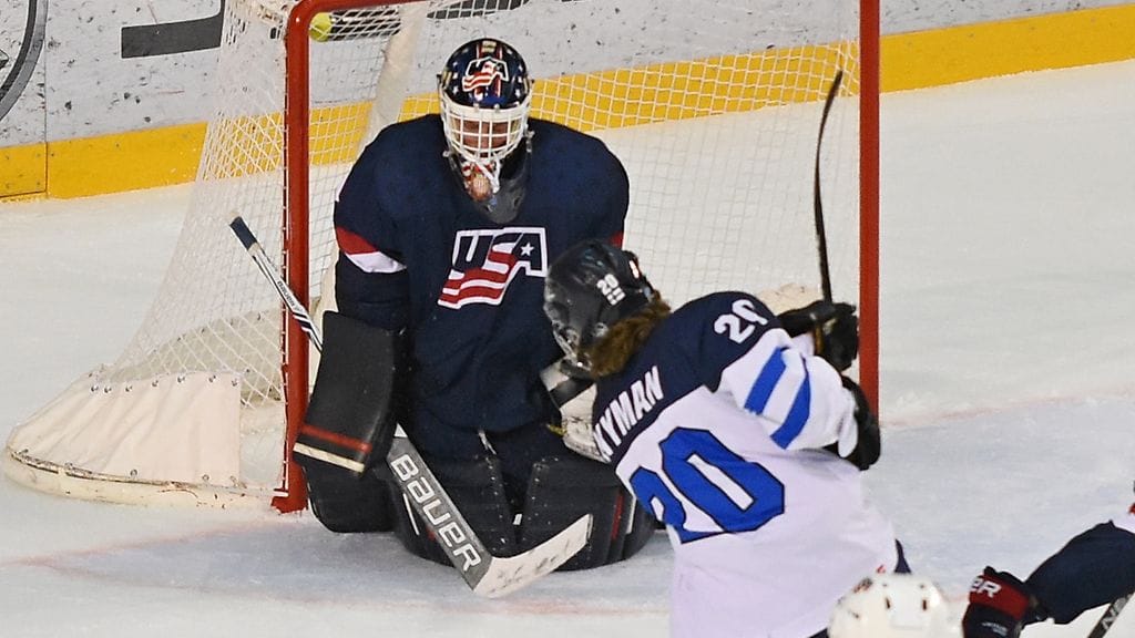 Dylan St. Cyr seisoo Linus Nymanin laukauksen tiellä.