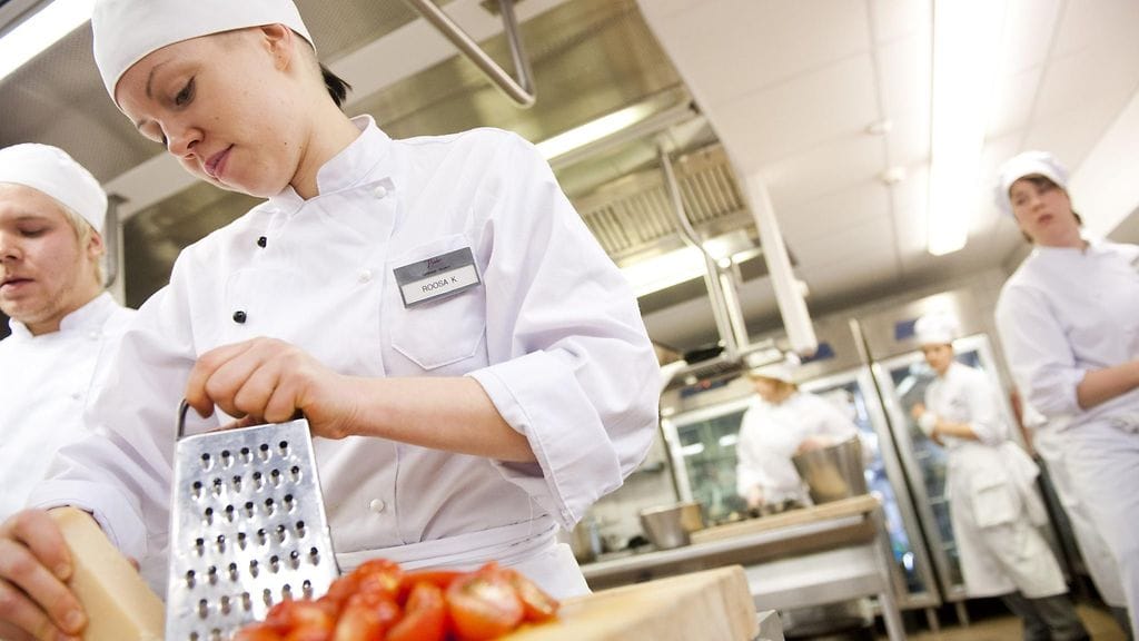 Kokkiopiskelija Roosa Koskinen raastoi parmesaania ravintolakoulu Perhon keittiössä vuonna 2012.