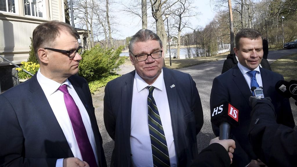 Keskustan puheenjohtaja, pääministeri Juha Sipilä (vas), ulkoministeri Timo Soini sekä kokoomuksen puheenjohtaja, valtiovarainministeri Petter Orpo tapasivat mediaa ennen puoliväliriihtä pääministerin virka-asunnon Kesärannan edustalla Helsingissä maanantaiaamuna 24. huhtikuuta 2017.