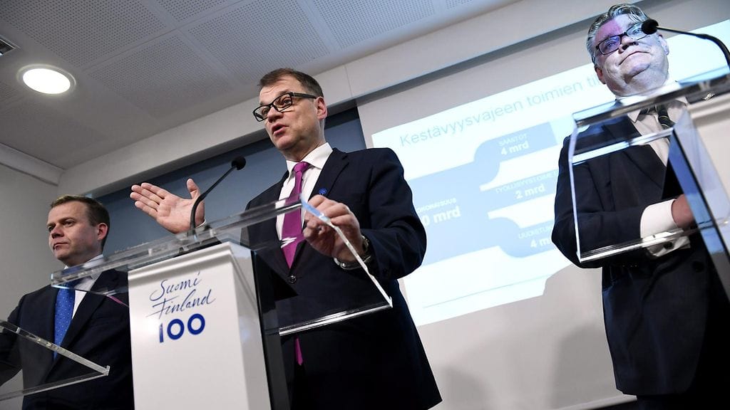 Valtiovarainministeri Petteri Orpo, pääministeri Juha Sipilä ja ulkoministeri Timo Soini hallituksen puoliväliriihen tiedotustilaisuudessa Kesärannassa Helsingissä 24. huhtikuuta 2017.