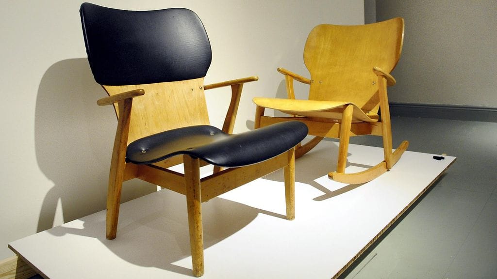 Muotoilija Ilmari Tapiovaaran Domus-tuoleja esillä Designmuseossa. Kuvituskuva.