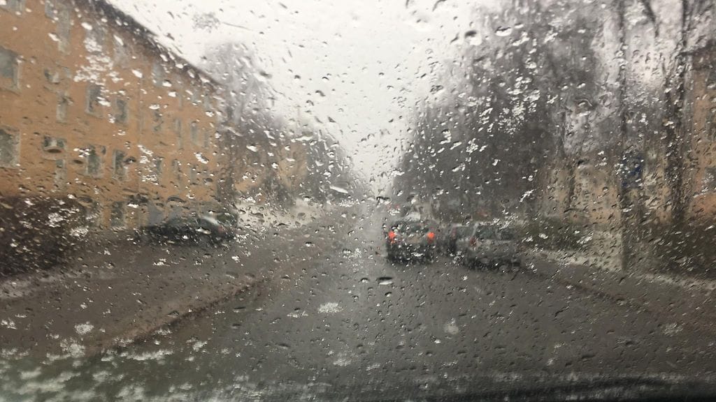 Tänään sataa vettä, räntää ja lunta eri puolilla Suomea. Päivä on myös tuulinen koko maassa.