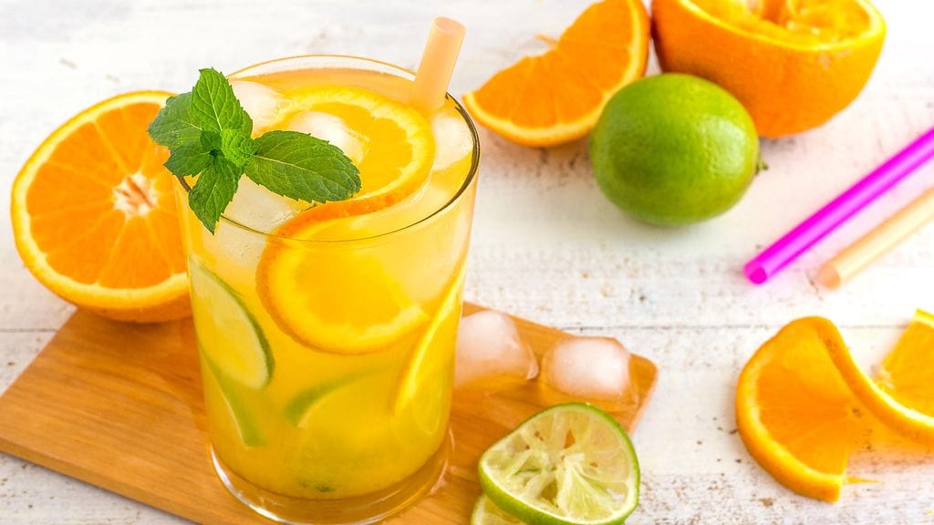 Kuvituskuva. Voit valmistaa superraikkaan boolin siideri- tai virvoitusjuomapohjaisena. Lopputulos on joka tapauksessa loistava.