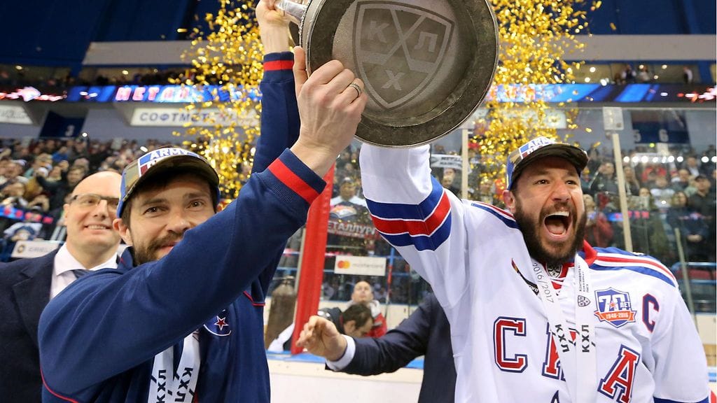 Pavel Datsjuk ja Ilja Kovaltshuk KHL-pystin kanssa.