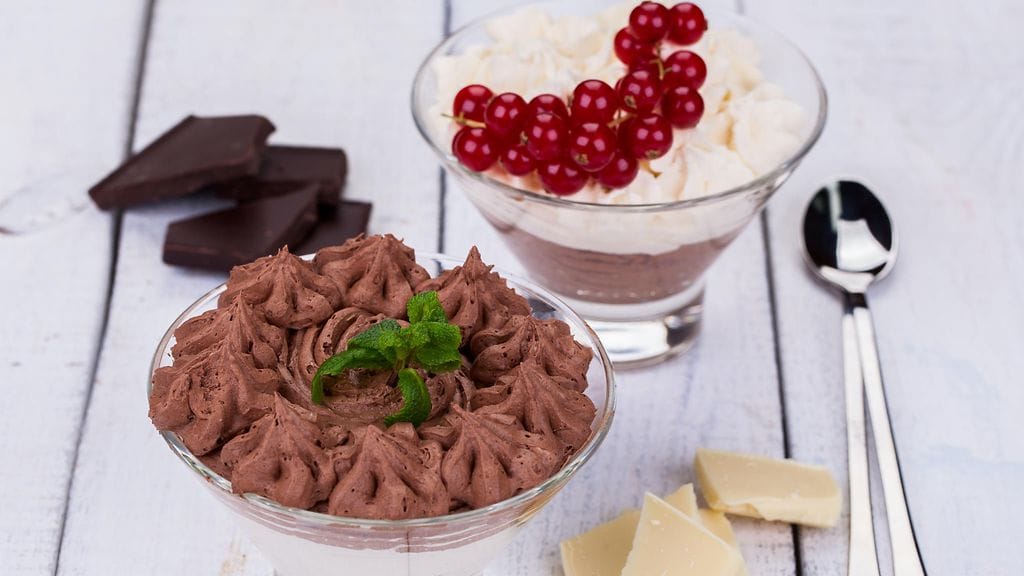 Kuvituskuva. Viinimarjat tasapainottavat täyteläistä rommi-suklaamoussemaljaa. Halutessaan annoksen voi koristella kerma- tai valkosuklaavaahdolla.