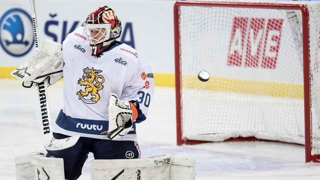 Juha Metsola pysäyttää tänään laukauksia Suomen ja Venäjän välisessä Karjala-turnauksen ottelussa.