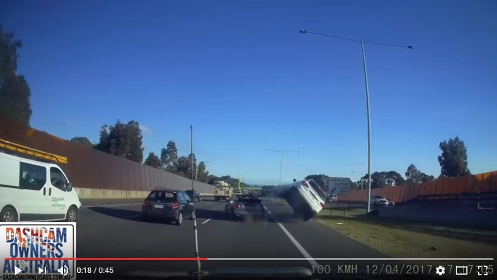 Viheralue estää katumaasturin pyörimisen vastaantulevien kaistalle ehkäisten samalla suuremmat henkilövahingot.