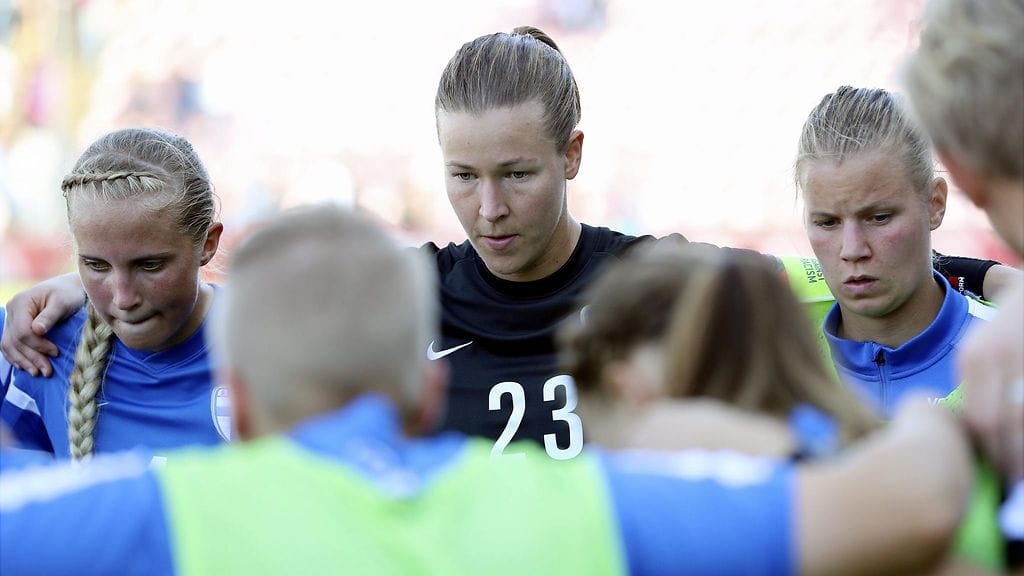 Suomen Maija Saari, maalivahti Tinja-Riikka Korpela sekä Ria Oling. Arkistokuva.