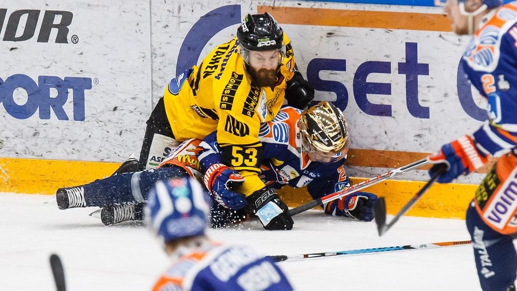 Sami Mutanen taklasi Henrik Haapalan ulos pelistä.