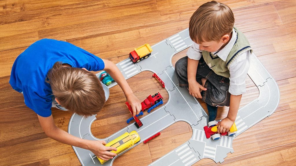 Pienen ikäeron on todettu lisäävän myös sisarusten välistä riitelyä, kertoo Helsingin Sanomat.